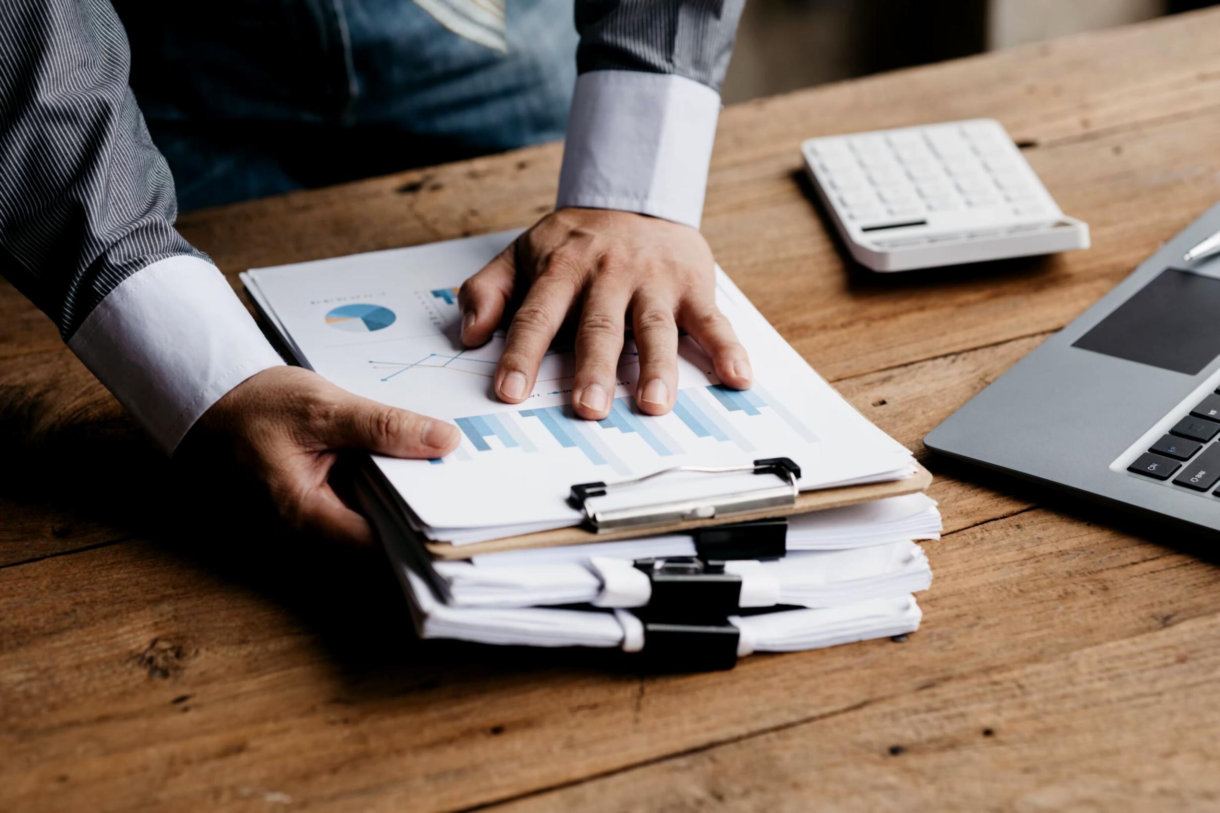 Finanzanalyse — Arbeitsumgebung mit Kennzahlen und Diagrammen